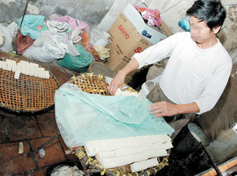 Bẩn thỉu thôi chưa đủ khi một thông tin mà báo chí đã từng công bố đã gây sốc cho nhiều người là một số cơ sở, sản xuất chế biến đậu phụ còn cho thêm...thạch cao vào trong đậu phụ để miếng đậu trắng, dẻo, dai và...ngậy hơn đồng thời độ độc hại đối với người tiêu dùng khi ăn phải những miếng đậu có chứa thạch cao như vậy cũng không thể đo đếm được. Bẩn thỉu thôi chưa đủ khi một thông tin mà báo chí đã từng công bố đã gây sốc cho nhiều người là một số cơ sở, sản xuất chế biến đậu phụ còn cho thêm...thạch cao vào trong đậu phụ để miếng đậu trắng, dẻo, dai và...ngậy hơn đồng thời độ độc hại đối với người tiêu dùng khi ăn phải những miếng đậu có chứa thạch cao như vậy cũng không thể đo đếm được.