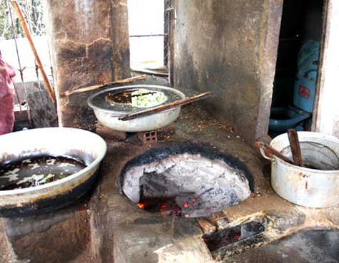 Phế phẩm hôi thối, hư hỏng của động vật được thu mua về đổ trực tiếp lên sàn nhà, lẫn đầy rác rưởi, tạp chất,...rồi được đựng bằng những đồ dùng, thiết bị không đảm bảo vệ sinh như xoong chảo, thùng chậu cáu bẩn và được chế biến tạo thành mỡ bẩn ngay cạnh cống nước thải, nhà vệ sinh,.... Phế phẩm hôi thối, hư hỏng của động vật được thu mua về đổ trực tiếp lên sàn nhà, lẫn đầy rác rưởi, tạp chất,...rồi được đựng bằng những đồ dùng, thiết bị không đảm bảo vệ sinh như xoong chảo, thùng chậu cáu bẩn và được chế biến tạo thành mỡ bẩn ngay cạnh cống nước thải, nhà vệ sinh,....