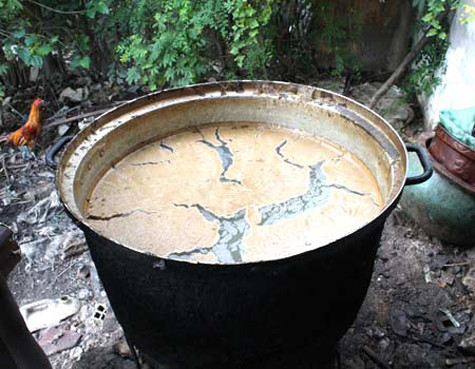 Bì lợn nguyên liệu trước khi chế biến được chất đống, đặt luôn dưới nền đất và được luộc trong những nồi nước đặt ngay bên cạnh những cống nước thải hoặc bãi rác. Bì lợn nguyên liệu trước khi chế biến được chất đống, đặt luôn dưới nền đất và được luộc trong những nồi nước đặt ngay bên cạnh những cống nước thải hoặc bãi rác.