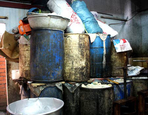 Sau khi được lấy mỡ thừa, bì được luộc và ngâm vào ôxy già đồng thời tẩy trắng bằng hóa chất công nghiệp. Nếu những miếng bì nào bị ôi thiu,, thối hỏng sẽ được ngâm tẩm, ướp sấy trong những thùng, chậu đựng hóa chất để làm trắng và khử mùi hôi thối. Sau khi được lấy mỡ thừa, bì được luộc và ngâm vào ôxy già đồng thời tẩy trắng bằng hóa chất công nghiệp. Nếu những miếng bì nào bị ôi thiu,, thối hỏng sẽ được ngâm tẩm, ướp sấy trong những thùng, chậu đựng hóa chất để làm trắng và khử mùi hôi thối.