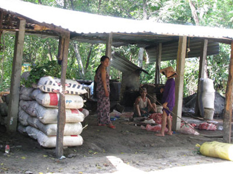 Những bao tải, túi nilon mỡ bột, tóp mỡ bẩn thỉu, độc hại như thế này nếu không được lực lượng chức năng phát hiện, ngăn chặn kịp thời sẽ được vận chuyển đi khắp nơi vào các nhà hàng, quán ăn để từ đó "đầu độc" người tiêu dùng. Những bao tải, túi nilon mỡ bột, tóp mỡ bẩn thỉu, độc hại như thế này nếu không được lực lượng chức năng phát hiện, ngăn chặn kịp thời sẽ được vận chuyển đi khắp nơi vào các nhà hàng, quán ăn để từ đó "đầu độc" người tiêu dùng.