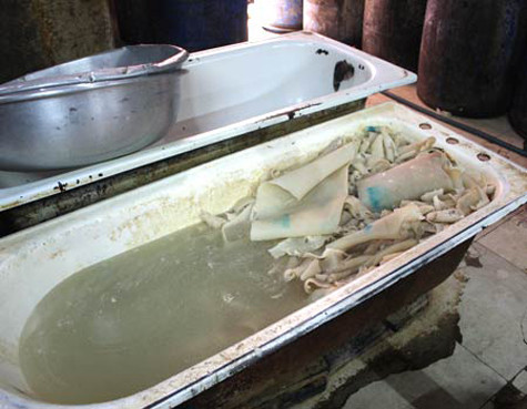 Những loại hóa chất được dùng để ngâm tẩm bì như thế này được các chuyên gia y tế cảnh báo là cực kỳ độc hại và tuyệt đối không được sử dụng trong chế biến, xử lý thực phẩm. Tuy nhiên, vì lợi nhuận của mình mà nhiều kẻ táng tận lương tâm vẫn sử dụng để sản xuất thức ăn đem bán, bất chấp sức khỏe, tính mạng của cộng đồng. Những loại hóa chất được dùng để ngâm tẩm bì như thế này được các chuyên gia y tế cảnh báo là cực kỳ độc hại và tuyệt đối không được sử dụng trong chế biến, xử lý thực phẩm. Tuy nhiên, vì lợi nhuận của mình mà nhiều kẻ táng tận lương tâm vẫn sử dụng để sản xuất thức ăn đem bán, bất chấp sức khỏe, tính mạng của cộng đồng.