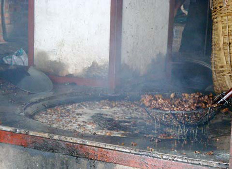 Mỡ động vật, các phế phẩm thối được một số cơ sở sản xuất, chế biến tại Hà Nội, TP.HCM,...dùng những "công nghệ" đặc biệt để "phù phép" thành mỡ nước, mỡ bột, tóp mỡ bẩn để từ đó tuồn đi khắp nơi tiêu thụ. Những sản phẩm bẩn thỉu, độc hại này được các nhà hàng, quán ăn mua về để xào nấu, chiên rán,...thức ăn để phục vụ người tiêu dùng. Mỡ động vật, các phế phẩm thối được một số cơ sở sản xuất, chế biến tại Hà Nội, TP.HCM,...dùng những "công nghệ" đặc biệt để "phù phép" thành mỡ nước, mỡ bột, tóp mỡ bẩn để từ đó tuồn đi khắp nơi tiêu thụ. Những sản phẩm bẩn thỉu, độc hại này được các nhà hàng, quán ăn mua về để xào nấu, chiên rán,...thức ăn để phục vụ người tiêu dùng.