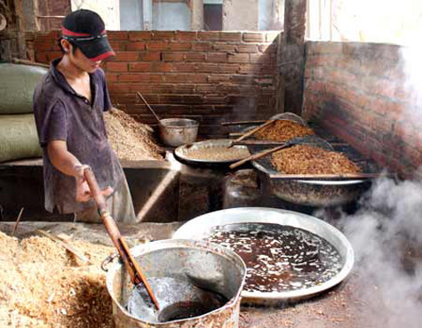 Rồi được chiên, rán lên bằng các loại dầu thừa, mỡ thải đen sánh, bẩn thỉu như thế này để trở thành món hành phi thơm lừng, béo ngậy nhưng cực kỳ độc hại đối với người tiêu dùng. Rồi được chiên, rán lên bằng các loại dầu thừa, mỡ thải đen sánh, bẩn thỉu như thế này để trở thành món hành phi thơm lừng, béo ngậy nhưng cực kỳ độc hại đối với người tiêu dùng.