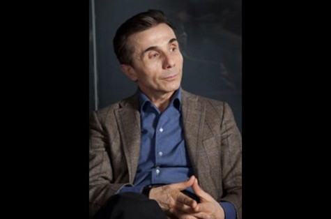 Mặc dù xếp thứ 153 trong danh sách những tỷ phú giàu nhất thế giới nhưng trên bảng xếp hạng những chính trị gia giàu nhất thế giới, ông Bidzina Ivanishvili - Ứng cử viên Thủ tướng Georgia 2012 lại xếp ở vị trì thứ 3 với khối tài sản là 6,4 tỷ USD, tức bằng một nửa GDP của Georgia và chính trị gia này đã dùng số tiền của mình để giúp đỡ cho người dân ở quê hương Chorvila của ông. Mặc dù xếp thứ 153 trong danh sách những tỷ phú giàu nhất thế giới nhưng trên bảng xếp hạng những chính trị gia giàu nhất thế giới, ông Bidzina Ivanishvili - Ứng cử viên Thủ tướng Georgia 2012 lại xếp ở vị trì thứ 3 với khối tài sản là 6,4 tỷ USD, tức bằng một nửa GDP của Georgia và chính trị gia này đã dùng số tiền của mình để giúp đỡ cho người dân ở quê hương Chorvila của ông.