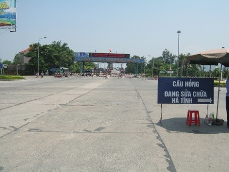 Bắt đầu từ 6 giờ sáng ngày 25/9 cầu Bến Thủy cũ đã được chặn 2 đầu cầu cấm xe lưu thông qua cầu này để đơn vị thi công sửa chữa lại cầu Bắt đầu từ 6 giờ sáng ngày 25/9 cầu Bến Thủy cũ đã được chặn 2 đầu cầu cấm xe lưu thông qua cầu này để đơn vị thi công sửa chữa lại cầu