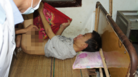 Trước đó cháu Tú được phát hiện và đưa vào nhâp viện với nhiều thương tích trên người Trước đó cháu Tú được phát hiện và đưa vào nhâp viện với nhiều thương tích trên người