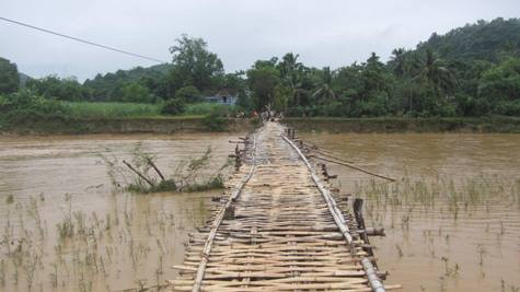 Không ít người dân và học sinh đã gặp nạn ở cây cầu tạm Cốc Mẳm này nhưng dự án xây cầu vẫn chưa được thực thi vì thiếu kinh phí Không ít người dân và học sinh đã gặp nạn ở cây cầu tạm Cốc Mẳm này nhưng dự án xây cầu vẫn chưa được thực thi vì thiếu kinh phí