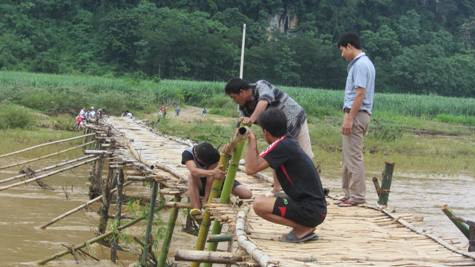 Cứ sau mỗi trận mưa nhỏ người dân lại phải góp tre nữa để ra sửa lại cầu tạm Cứ sau mỗi trận mưa nhỏ người dân lại phải góp tre nữa để ra sửa lại cầu tạm