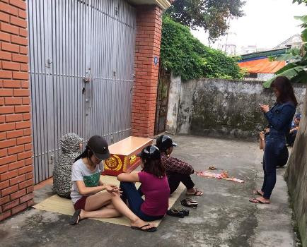 Chiều ngày 25/9 gia đình bà X. đã mang quan tài đến nhà ông H. để đòi nợ tiền mà anh D. (con trai ông H.) nhận chạy án cho chồng bà nhưng không chạy được Chiều ngày 25/9 gia đình bà X. đã mang quan tài đến nhà ông H. để đòi nợ tiền mà anh D. (con trai ông H.) nhận chạy án cho chồng bà nhưng không chạy được