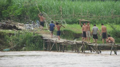 Do thiếu kinh phí nên hiện hàng trăm hộ dân tại xã Thọ Hợp, huyện Quỳ Hợp, Nghệ An vẫn đang phải liều mình đánh đu với tử thần khi đi qa sông Dinh với những cây cầu tạm bằng tre nứa thế này Do thiếu kinh phí nên hiện hàng trăm hộ dân tại xã Thọ Hợp, huyện Quỳ Hợp, Nghệ An vẫn đang phải liều mình đánh đu với tử thần khi đi qa sông Dinh với những cây cầu tạm bằng tre nứa thế này
