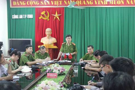 Tại buổi họp báo chiều ngày 26/9 Thượng tá Mai Chiến Thắng - Phó trưởng Công an TP.Vinh cho biết, tại cơ quan điều tra Sơn đã thừa nhận dùng thăt lưng đê đánh cháu Tú Tại buổi họp báo chiều ngày 26/9 Thượng tá Mai Chiến Thắng - Phó trưởng Công an TP.Vinh cho biết, tại cơ quan điều tra Sơn đã thừa nhận dùng thăt lưng đê đánh cháu Tú