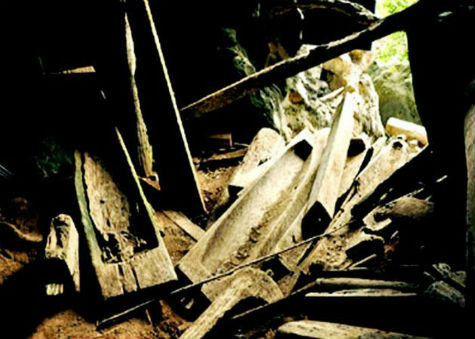 Hàng trăm chiếc quan tài bằng gỗ được treo lên vách đá thẳng đứng khiến cho rất nhiều người thắc mắc về nguồn gốc cũng như cách thức di chuyển những chiếc quan tài này của người xưa vào những hang động như vậy. Hàng trăm chiếc quan tài bằng gỗ được treo lên vách đá thẳng đứng khiến cho rất nhiều người thắc mắc về nguồn gốc cũng như cách thức di chuyển những chiếc quan tài này của người xưa vào những hang động như vậy.