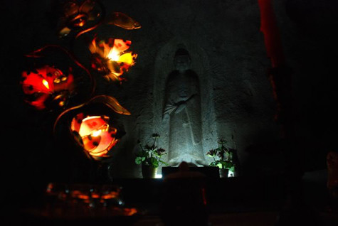 Chùa Tam Thanh có một tượng phật A Di Đà màu trắng với nét mềm mại , uyển chuyển được tạc nổi vào vách đá từ thế kỷ 15. Pho tượng này mang phong cách nghệ thuật thời Lê - Mạc (thế kỷ 16-17) tạc theo thế đứng trong hình một lá đề. Tượng cao 202 cm, rộng 65 cm, mặc áo cà sa buông chùm xuống tận gót, hai tay chỉ xuống đất trong thế ấn cam lộ (Ảnh: Internet). Chùa Tam Thanh có một tượng phật A Di Đà màu trắng với nét mềm mại , uyển chuyển được tạc nổi vào vách đá từ thế kỷ 15. Pho tượng này mang phong cách nghệ thuật thời Lê - Mạc (thế kỷ 16-17) tạc theo thế đứng trong hình một lá đề. Tượng cao 202 cm, rộng 65 cm, mặc áo cà sa buông chùm xuống tận gót, hai tay chỉ xuống đất trong thế ấn cam lộ (Ảnh: Internet).