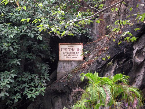 Bước qua cửa động rộng khoảng 8m, cao trên 10m, ta vào lòng động thứ nhất dài khoảng 60m, rộng đến gần 30m, tiếp đến là vòm động thứ hai - động Nhị Thanh. Danh thắng Nhị Thanh được phát hiện và tôn tạo bắt đầu từ cuối thế kỷ XVIII bởi Ngô Thì Sĩ, biến nơi đây thành một nơi sinh hoạt văn hoá tinh thần của nhân dân (Ảnh: Internet). Bước qua cửa động rộng khoảng 8m, cao trên 10m, ta vào lòng động thứ nhất dài khoảng 60m, rộng đến gần 30m, tiếp đến là vòm động thứ hai - động Nhị Thanh. Danh thắng Nhị Thanh được phát hiện và tôn tạo bắt đầu từ cuối thế kỷ XVIII bởi Ngô Thì Sĩ, biến nơi đây thành một nơi sinh hoạt văn hoá tinh thần của nhân dân (Ảnh: Internet).