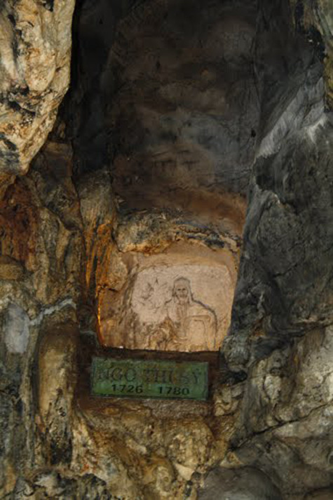 Ngoài giá trị danh thắng, chùa Tam Thanh còn được biết đến bởi những giá trị văn hóa. Trong động chùa còn lưu lại hệ thống văn bia khá phong phú của các văn nhân, thi sĩ qua các thời kỳ lịch sử. Trong đó, tấm bia số 4 là tấm bia có niên đại cổ nhất (bia Ma Nhai), được tạc vào thời Lê Vĩnh Trị năm thứ 2 (1677), ghi lại chi tiết việc xây dựng tôn tạo chùa. Bia khắc thơ quan đốc trấn Lạng Sơn Ngô Thì Sĩ vào năm Kỷ Hợi (1777) đã khắc lại bài thơ ngợi ca cảnh đẹp sơn thủy hữu tình của động Tam Thanh (Ảnh: Internet). Ngoài giá trị danh thắng, chùa Tam Thanh còn được biết đến bởi những giá trị văn hóa. Trong động chùa còn lưu lại hệ thống văn bia khá phong phú của các văn nhân, thi sĩ qua các thời kỳ lịch sử. Trong đó, tấm bia số 4 là tấm bia có niên đại cổ nhất (bia Ma Nhai), được tạc vào thời Lê Vĩnh Trị năm thứ 2 (1677), ghi lại chi tiết việc xây dựng tôn tạo chùa. Bia khắc thơ quan đốc trấn Lạng Sơn Ngô Thì Sĩ vào năm Kỷ Hợi (1777) đã khắc lại bài thơ ngợi ca cảnh đẹp sơn thủy hữu tình của động Tam Thanh (Ảnh: Internet).