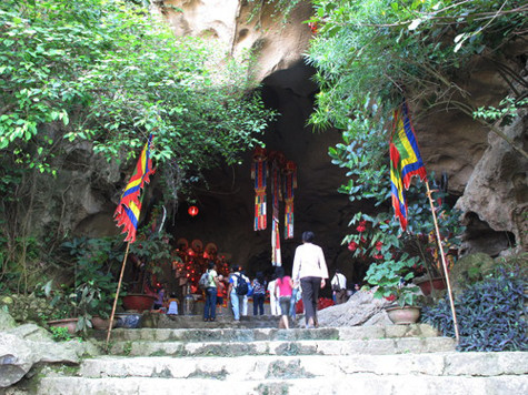 Tam Thanh là quần thể 3 động Nhất Thanh, Nhị Thanh, Tam Thanh nằm trong Chùa Tam Thanh. Ðộng Tam Thanh nằm trong một dãy núi có hình đàn voi phủ phục trên mặt cỏ xanh. Hang động Tam Thanh ở lưng chừng núi. Cửa hang nhìn về hướng đông cao chừng 8m có lối lên là 30 bậc đá đục vào sườn núi, có nhiều cây cối um tùm che khuất ánh nắng. Vách động bên phải có khắc bài thơ của Ngô Thì Sĩ (1726-1780) khi ông làm đốc trấn Lạng Sơn (Ảnh: Internet). Tam Thanh là quần thể 3 động Nhất Thanh, Nhị Thanh, Tam Thanh nằm trong Chùa Tam Thanh. Ðộng Tam Thanh nằm trong một dãy núi có hình đàn voi phủ phục trên mặt cỏ xanh. Hang động Tam Thanh ở lưng chừng núi. Cửa hang nhìn về hướng đông cao chừng 8m có lối lên là 30 bậc đá đục vào sườn núi, có nhiều cây cối um tùm che khuất ánh nắng. Vách động bên phải có khắc bài thơ của Ngô Thì Sĩ (1726-1780) khi ông làm đốc trấn Lạng Sơn (Ảnh: Internet).