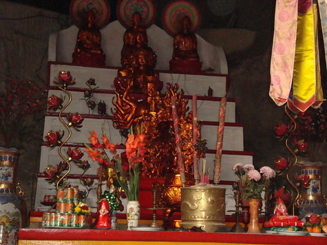 Về cái tên Tam Thanh, hiện có rất nhiều cách lý giải khác nhau. Theo các nhà nghiên cứu cho rằng di tích này xưa kia là nơi thờ tự của Đạo giáo, do vậy Tam Thanh tức là Ngọc Thanh, Thượng Thanh và Thái Thanh là ba cung cao nhất được coi là ba tiên cảnh mà ở đó mỗi cung do một vị thần cai quản. Trải qua thăng trầm của lịch sử, hiện nay dấu tích của đạo giáo chỉ còn lại cái tên. Chùa Tam Thanh còn là một di tích tôn giáo tín ngưỡng. Trong chùa hiện nay còn lưu giữ được hệ thống tượng thờ khá phong phú (Ảnh: Internet). Về cái tên Tam Thanh, hiện có rất nhiều cách lý giải khác nhau. Theo các nhà nghiên cứu cho rằng di tích này xưa kia là nơi thờ tự của Đạo giáo, do vậy Tam Thanh tức là Ngọc Thanh, Thượng Thanh và Thái Thanh là ba cung cao nhất được coi là ba tiên cảnh mà ở đó mỗi cung do một vị thần cai quản. Trải qua thăng trầm của lịch sử, hiện nay dấu tích của đạo giáo chỉ còn lại cái tên. Chùa Tam Thanh còn là một di tích tôn giáo tín ngưỡng. Trong chùa hiện nay còn lưu giữ được hệ thống tượng thờ khá phong phú (Ảnh: Internet).