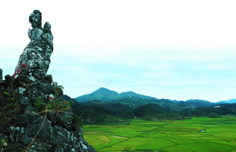 Chếch về phía tây bắc núi Tam Thanh, thành phố Lạng Sơn, tỉnh Lạng Sơn. Trên đỉnh núi Tô Thị hay còn gọi là núi Vọng Phu có tảng đá tự nhiên giống hình người phụ nữ bồng con nhìn về phương xa. Từ xưa, tảng đá hình người đã được gắn với truyện cổ tích nàng Tô Thị bồng con chung thủy đứng chờ chồng đi đánh trận Phương Bắc. Chờ mãi không được, nàng cùng con đã hóa đá. Vì thế nên người đời cũng gọi tảng đá là nàng Tô Thị. Câu ca dao về địa danh Lạng Sơn gắn liền với chùa Tam Thanh mà câu ca dao này đã gắn bó với bao nhiêu thế hệ người Việt Nam bởi nó được in trong sách giáo khoa: Đồng Đăng có phố Kỳ Lừa/ Có nàng Tô Thị có chùa Tam Thanh (Ảnh: Internet). Chếch về phía tây bắc núi Tam Thanh, thành phố Lạng Sơn, tỉnh Lạng Sơn. Trên đỉnh núi Tô Thị hay còn gọi là núi Vọng Phu có tảng đá tự nhiên giống hình người phụ nữ bồng con nhìn về phương xa. Từ xưa, tảng đá hình người đã được gắn với truyện cổ tích nàng Tô Thị bồng con chung thủy đứng chờ chồng đi đánh trận Phương Bắc. Chờ mãi không được, nàng cùng con đã hóa đá. Vì thế nên người đời cũng gọi tảng đá là nàng Tô Thị. Câu ca dao về địa danh Lạng Sơn gắn liền với chùa Tam Thanh mà câu ca dao này đã gắn bó với bao nhiêu thế hệ người Việt Nam bởi nó được in trong sách giáo khoa: Đồng Đăng có phố Kỳ Lừa/ Có nàng Tô Thị có chùa Tam Thanh (Ảnh: Internet).