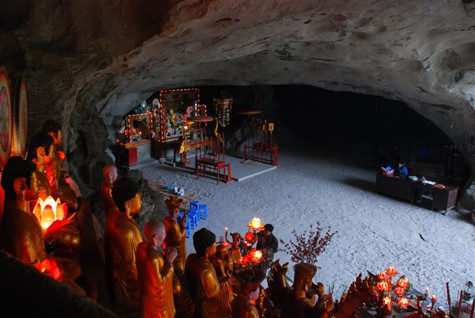 Trong động có hồ Cảnh, nước luôn trong xanh. Chiều dài lòng động khoảng 50m với nhiều nhũ đá tạo những hình thù đẹp mắt, hấp dẫn du khách. Phía sau động, có cửa Thông Thiên thông lên đỉnh núi. Bia Tam Thanh ghi: “Động này là kỳ quan do trời đất tạo ra, nơi đây là thắng cảnh của vùng đất thiêng người giỏi, thật khó mà miêu ta, tô vẽ được” (Ảnh: Internet). Trong động có hồ Cảnh, nước luôn trong xanh. Chiều dài lòng động khoảng 50m với nhiều nhũ đá tạo những hình thù đẹp mắt, hấp dẫn du khách. Phía sau động, có cửa Thông Thiên thông lên đỉnh núi. Bia Tam Thanh ghi: “Động này là kỳ quan do trời đất tạo ra, nơi đây là thắng cảnh của vùng đất thiêng người giỏi, thật khó mà miêu ta, tô vẽ được” (Ảnh: Internet).