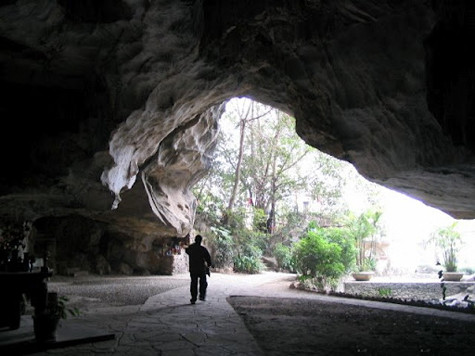 Di tích chùa Tam Thanh là một điểm tham quan thu hút khách du lịch thập phương bằng vẻ đẹp tự nhiên kỳ thú với hang động đẹp, có nhiều nhũ đá và hình thù độc đáo. Ngoài sự nổi tiếng về giá trị danh thắng, chùa Tam Thanh còn nổi tiếng bởi những giá trị văn hoá nghệ thuật ẩn chứa trong di tích. Đó là hệ thống các văn bia khá phong phú mang giá trị về mặt sử liệu và văn học nghệ thuật (Ảnh: Internet). Di tích chùa Tam Thanh là một điểm tham quan thu hút khách du lịch thập phương bằng vẻ đẹp tự nhiên kỳ thú với hang động đẹp, có nhiều nhũ đá và hình thù độc đáo. Ngoài sự nổi tiếng về giá trị danh thắng, chùa Tam Thanh còn nổi tiếng bởi những giá trị văn hoá nghệ thuật ẩn chứa trong di tích. Đó là hệ thống các văn bia khá phong phú mang giá trị về mặt sử liệu và văn học nghệ thuật (Ảnh: Internet).