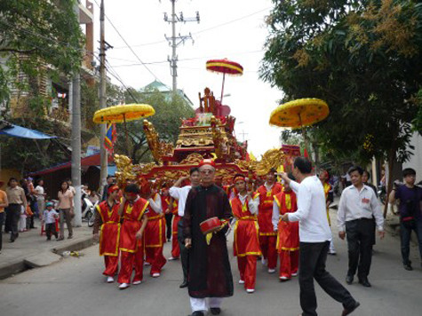 Lễ hội chùa Tam Thanh được tổ chức hàng năm vào ngày 15 tháng giêng với nhiều nghi lễ truyền thống đặc sắc của nhân dân các dân tộc Lạng Sơn như: tế lễ, cầu mưa thuận gió hoà, mùa màng bội thu, cuộc sống ấm no hạnh phúc. Phần hội với nhiều trò diễn xướng dân gian và trò chơi như hát sli, hát lượn, múa sư tử, ném còn, đánh cờ người... trong không khí đông vui, nhộn nhịp (Ảnh: Internet). Lễ hội chùa Tam Thanh được tổ chức hàng năm vào ngày 15 tháng giêng với nhiều nghi lễ truyền thống đặc sắc của nhân dân các dân tộc Lạng Sơn như: tế lễ, cầu mưa thuận gió hoà, mùa màng bội thu, cuộc sống ấm no hạnh phúc. Phần hội với nhiều trò diễn xướng dân gian và trò chơi như hát sli, hát lượn, múa sư tử, ném còn, đánh cờ người... trong không khí đông vui, nhộn nhịp (Ảnh: Internet).