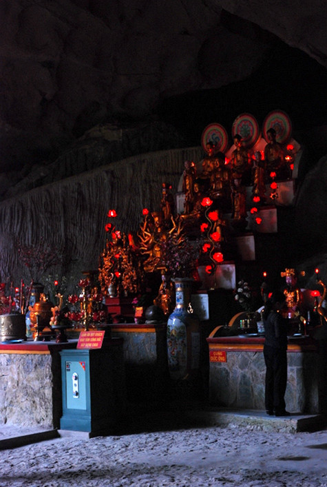 Hang động Tam Thanh ở lưng chừng núi. Cửa hang nhìn về hướng đông cao chừng 8m có lối lên là 30 bậc đá đục vào sườn núi, có nhiều cây cối um tùm che khuất ánh nắng. Vách động bên phải có khắc bài thơ của Ngô Thì Sĩ (1726-1780) khi ông làm đốc trấn Lạng Sơn, ca ngợi vẻ đẹp thiên nhiên hùng vĩ. Ý của bài thơ là: "Suối trong tuôn chảy trên hàng trăm mỏm đá như đang trò chuyện. Quay lưng lại nhìn sang ngọn núi phía trước thấy hòn Vọng Phu" (Ảnh: Internet). Hang động Tam Thanh ở lưng chừng núi. Cửa hang nhìn về hướng đông cao chừng 8m có lối lên là 30 bậc đá đục vào sườn núi, có nhiều cây cối um tùm che khuất ánh nắng. Vách động bên phải có khắc bài thơ của Ngô Thì Sĩ (1726-1780) khi ông làm đốc trấn Lạng Sơn, ca ngợi vẻ đẹp thiên nhiên hùng vĩ. Ý của bài thơ là: "Suối trong tuôn chảy trên hàng trăm mỏm đá như đang trò chuyện. Quay lưng lại nhìn sang ngọn núi phía trước thấy hòn Vọng Phu" (Ảnh: Internet).