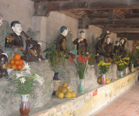 Các pho tượng cổ tại chùa Nôm mang khuôn mặt và hình dạng có sức biểu cảm cao, giống với các trạng thái cảm xúc của con người, từ trang phục đến trạng thái của các pho tượng cổ đều mang nét dân dã, thuần Việt, chứng tỏ xưa kia, Phật giáo rất gần gũi với đời sống con người (Ảnh: Internet). Các pho tượng cổ tại chùa Nôm mang khuôn mặt và hình dạng có sức biểu cảm cao, giống với các trạng thái cảm xúc của con người, từ trang phục đến trạng thái của các pho tượng cổ đều mang nét dân dã, thuần Việt, chứng tỏ xưa kia, Phật giáo rất gần gũi với đời sống con người (Ảnh: Internet).