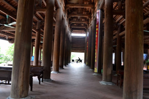 Chùa được xây dựng từ năm nào không ai rõ, duy có hai tấm bia lớn đặt sau hậu cung ghi lại những tư liệu quý: Thời Hậu Lê, đời Chính Hòa, năm Canh Thân (1680) sau khi lên ngôi, nhà vua đã cho xây dựng lại chùa này. Tiếp theo vào các năm Nhâm Thân (1692), Giáp Tuất (1694), Đinh Sửu (1697), Mậu Dần (1698), Kỷ Mão (1699) tiếp tục tu sửa lại tiền đường, hậu cung và hành lang. Năm Chính Hòa thứ 21 (1700) chùa được sửa lại các cột trụ, tạo thêm tượng, mở rộng sân chùa. Năm Cảnh Thịnh thứ 4 (1796) chùa xây thêm gác chuông và mở rộng hai dãy hàng lang (Ảnh: Internet). Chùa được xây dựng từ năm nào không ai rõ, duy có hai tấm bia lớn đặt sau hậu cung ghi lại những tư liệu quý: Thời Hậu Lê, đời Chính Hòa, năm Canh Thân (1680) sau khi lên ngôi, nhà vua đã cho xây dựng lại chùa này. Tiếp theo vào các năm Nhâm Thân (1692), Giáp Tuất (1694), Đinh Sửu (1697), Mậu Dần (1698), Kỷ Mão (1699) tiếp tục tu sửa lại tiền đường, hậu cung và hành lang. Năm Chính Hòa thứ 21 (1700) chùa được sửa lại các cột trụ, tạo thêm tượng, mở rộng sân chùa. Năm Cảnh Thịnh thứ 4 (1796) chùa xây thêm gác chuông và mở rộng hai dãy hàng lang (Ảnh: Internet).