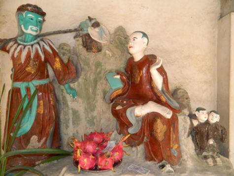 Các pho tượng cổ tại chùa Nôm mang khuôn mặt và hình dạng có sức biểu cảm cao, giống với các trạng thái cảm xúc của con người, từ trang phục đến trạng thái của các pho tượng cổ đều mang nét dân dã, thuần Việt, chứng tỏ xưa kia, Phật giáo rất gần gũi với đời sống con người (Ảnh: Internet). Các pho tượng cổ tại chùa Nôm mang khuôn mặt và hình dạng có sức biểu cảm cao, giống với các trạng thái cảm xúc của con người, từ trang phục đến trạng thái của các pho tượng cổ đều mang nét dân dã, thuần Việt, chứng tỏ xưa kia, Phật giáo rất gần gũi với đời sống con người (Ảnh: Internet).