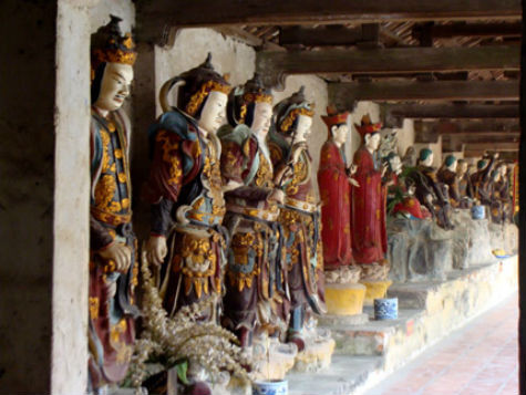 Các pho tượng đều ngồi, đứng trên một giá đỡ bằng đất với đủ các tư thế mập, ốm, hiền lành, dữ tợn, dân dã, thần tiên…với nhiều kích cỡ khác nhau. Có những pho tượng nhỏ xíu chỉ bằng nắm tay, ngược lại cũng có những pho tượng khổng lồ cao đến 3m (Ảnh: Internet). Các pho tượng đều ngồi, đứng trên một giá đỡ bằng đất với đủ các tư thế mập, ốm, hiền lành, dữ tợn, dân dã, thần tiên…với nhiều kích cỡ khác nhau. Có những pho tượng nhỏ xíu chỉ bằng nắm tay, ngược lại cũng có những pho tượng khổng lồ cao đến 3m (Ảnh: Internet).