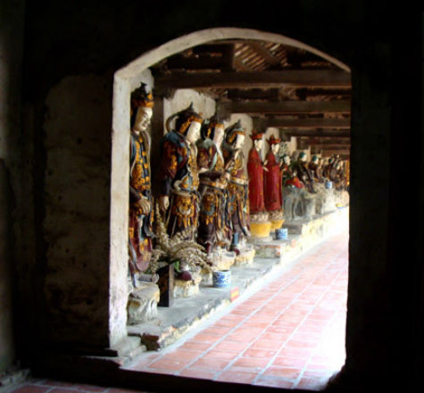 Điều đặc biệt là tại chùa Nôm hiện có đến hơn 100 pho tượng cổ bằng đất như Tam thánh, Tam thế, A Di Đà, Phật bà, Bát bộ kim cương, Thập bát la hán... ước tính có hàng trăm năm tuổi. Một số nhà khoa học cho rằng có những pho tượng tiêu biểu cho nghệ thuật điêu khắc tượng thế kỷ 10- 13 (Ảnh: Internet). Điều đặc biệt là tại chùa Nôm hiện có đến hơn 100 pho tượng cổ bằng đất như Tam thánh, Tam thế, A Di Đà, Phật bà, Bát bộ kim cương, Thập bát la hán... ước tính có hàng trăm năm tuổi. Một số nhà khoa học cho rằng có những pho tượng tiêu biểu cho nghệ thuật điêu khắc tượng thế kỷ 10- 13 (Ảnh: Internet).