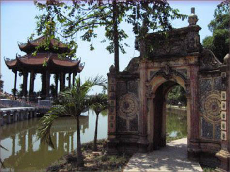 Theo truyền thuyết thì xưa kia chùa Nôm được xây giữa rừng thông cổ thụ. Phải chăng sự linh thiêng của ngôi chùa, cũng như của đạo Phật, cộng với sự tốt tươi của ngàn thông trên mảnh đất này, mà có tên "Linh thông cổ tự" (Ảnh: Internet). Theo truyền thuyết thì xưa kia chùa Nôm được xây giữa rừng thông cổ thụ. Phải chăng sự linh thiêng của ngôi chùa, cũng như của đạo Phật, cộng với sự tốt tươi của ngàn thông trên mảnh đất này, mà có tên "Linh thông cổ tự" (Ảnh: Internet).