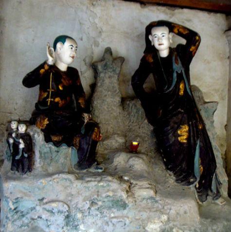 Các pho tượng cổ tại chùa Nôm mang khuôn mặt và hình dạng có sức biểu cảm cao, giống với các trạng thái cảm xúc của con người, từ trang phục đến trạng thái của các pho tượng cổ đều mang nét dân dã, thuần Việt, chứng tỏ xưa kia, Phật giáo rất gần gũi với đời sống con người (Ảnh: Internet). Các pho tượng cổ tại chùa Nôm mang khuôn mặt và hình dạng có sức biểu cảm cao, giống với các trạng thái cảm xúc của con người, từ trang phục đến trạng thái của các pho tượng cổ đều mang nét dân dã, thuần Việt, chứng tỏ xưa kia, Phật giáo rất gần gũi với đời sống con người (Ảnh: Internet).