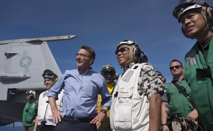 Bộ trưởng Quốc phòng Mỹ Ashton B. Carter và Bộ trưởng Quốc phòng Philippines Voltaire Gazmin trên tàu sân bay USS John C. Stennis ở Biển Đông ngày 15/4/2016. Nguồn ảnh: Sina Trung Quốc