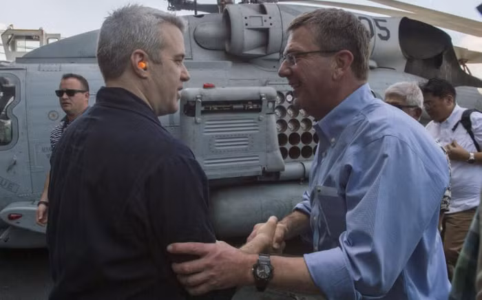 Bộ trưởng Quốc phòng Mỹ Ashton B. Carter trên tàu sân bay USS John C. Stennis ở Biển Đông ngày 15/4/2016. Nguồn ảnh: Sina Trung Quốc