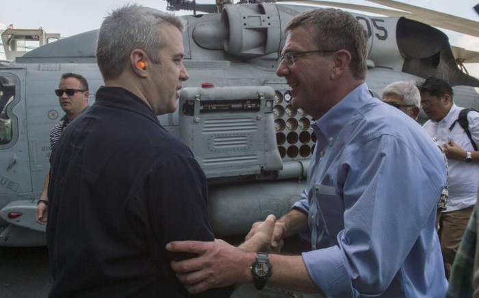 Bộ trưởng Quốc phòng Mỹ Ashton B. Carter trên tàu sân bay USS John C. Stennis ở Biển Đông ngày 15/4/2016. Nguồn ảnh: Sina Trung Quốc Bộ trưởng Quốc phòng Mỹ Ashton B. Carter trên tàu sân bay USS John C. Stennis ở Biển Đông ngày 15/4/2016. Nguồn ảnh: Sina Trung Quốc
