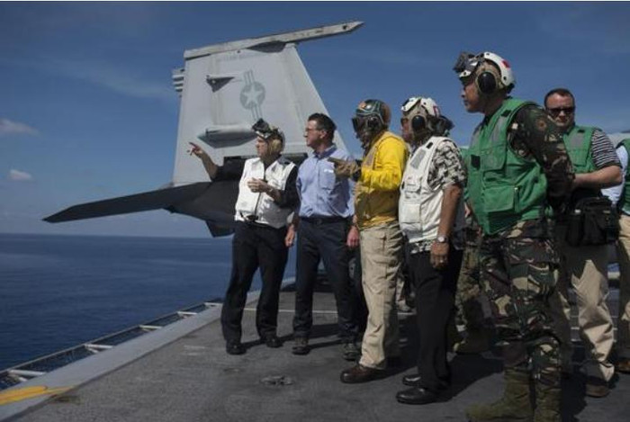 Bộ trưởng Quốc phòng Mỹ Ashton B. Carter và Bộ trưởng Quốc phòng Philippines Voltaire Gazmin trên tàu sân bay USS John C. Stennis ở Biển Đông ngày 15/4/2016. Nguồn ảnh: Sina Trung Quốc Bộ trưởng Quốc phòng Mỹ Ashton B. Carter và Bộ trưởng Quốc phòng Philippines Voltaire Gazmin trên tàu sân bay USS John C. Stennis ở Biển Đông ngày 15/4/2016. Nguồn ảnh: Sina Trung Quốc