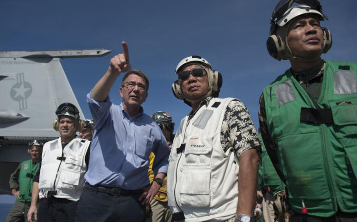 Bộ trưởng Quốc phòng Mỹ Ashton B. Carter và Bộ trưởng Quốc phòng Philippines Voltaire Gazmin trên tàu sân bay USS John C. Stennis ở Biển Đông ngày 15/4/2016. Nguồn ảnh: Sina Trung Quốc Bộ trưởng Quốc phòng Mỹ Ashton B. Carter và Bộ trưởng Quốc phòng Philippines Voltaire Gazmin trên tàu sân bay USS John C. Stennis ở Biển Đông ngày 15/4/2016. Nguồn ảnh: Sina Trung Quốc