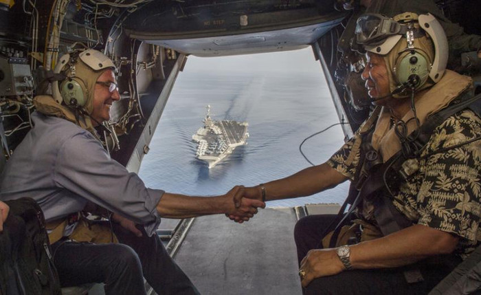 Bộ trưởng Quốc phòng Mỹ Ashton B. Carter và Bộ trưởng Quốc phòng Philippines Voltaire Gazmin đến thăm tàu sân bay USS John C. Stennis ở Biển Đông ngày 15/4/2016. Nguồn ảnh: Sina Trung Quốc Bộ trưởng Quốc phòng Mỹ Ashton B. Carter và Bộ trưởng Quốc phòng Philippines Voltaire Gazmin đến thăm tàu sân bay USS John C. Stennis ở Biển Đông ngày 15/4/2016. Nguồn ảnh: Sina Trung Quốc