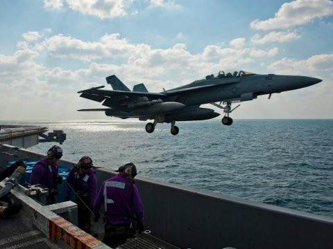 Chiến đấu cơ F/A-18 F cất cánh từ tàu sân bay USS John C. Stennis, ảnh: Reuters. Chiến đấu cơ F/A-18 F cất cánh từ tàu sân bay USS John C. Stennis, ảnh: Reuters.