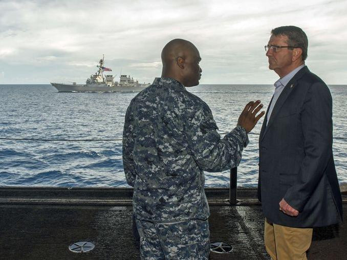 Bộ trưởng Quốc phòng Mỹ Ashton B. Carter trên tàu sân bay USS Theodore Roosevelt ở Biển Đông ngày 5/11/2015 Bộ trưởng Quốc phòng Mỹ Ashton B. Carter trên tàu sân bay USS Theodore Roosevelt ở Biển Đông ngày 5/11/2015