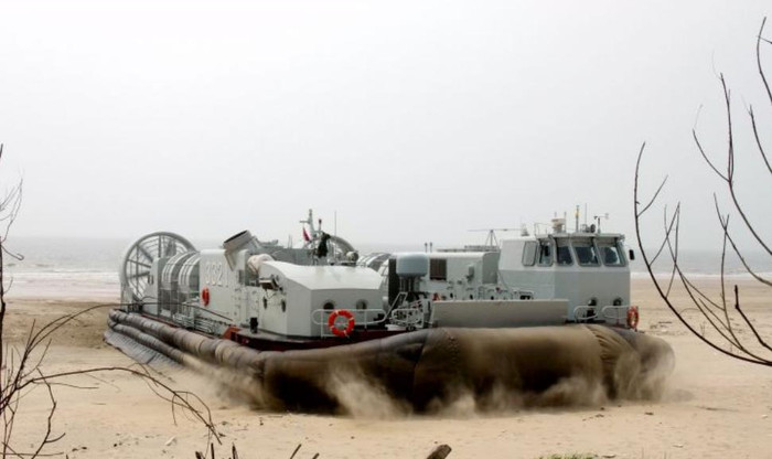 Trung Quốc ra sức tiến hành quân sự hóa Biển Đông. Trong hình là một chi đội tàu đổ bộ Hạm đội Nam Hải, Hải quân Trung Quốc tiến hành tập trận ngày 17/4/2016, trong đó có sự tham gia của tàu đệm khí Type 726. Nguồn ảnh: Thời báo Hoàn Cầu, Trung Quốc