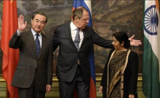 Trong thời điểm chịu nhiều sức ép quốc tế hiện nay, nhất là khi Tòa trọng tài thường trực Liên hợp quốc sắp đưa ra phán quyết về vụ Philippines kiện Trung Quốc trong vấn đề Biển Đông, Trung Quốc ra sức tung hô Nga và Ấn Độ "ủng hộ" lập trường của Trung Quốc trong vấn đề Biển Đông. Nguồn ảnh: Milnews.com Trong thời điểm chịu nhiều sức ép quốc tế hiện nay, nhất là khi Tòa trọng tài thường trực Liên hợp quốc sắp đưa ra phán quyết về vụ Philippines kiện Trung Quốc trong vấn đề Biển Đông, Trung Quốc ra sức tung hô Nga và Ấn Độ "ủng hộ" lập trường của Trung Quốc trong vấn đề Biển Đông. Nguồn ảnh: Milnews.com