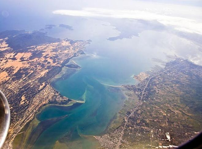 Vịnh Cam Ranh nhìn từ trên cao (ảnh nguồn Đại công báo, Hồng Kông) Vịnh Cam Ranh nhìn từ trên cao (ảnh nguồn Đại công báo, Hồng Kông)