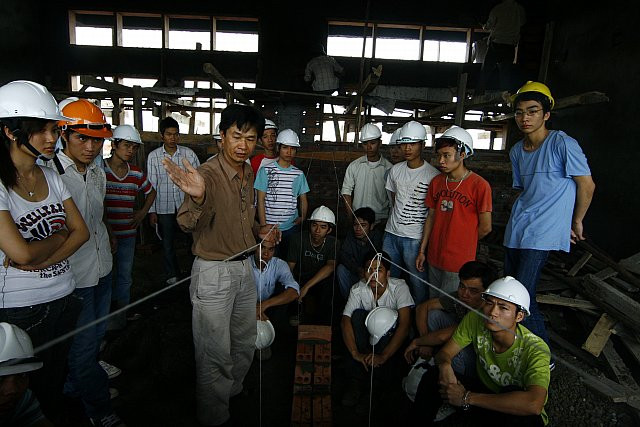 Thậm chí, lấy ngay tòa nhà đang xây dựng trong khuân viên trường để làm nơi thực tế cho sinh viên, giúp các em trải nghiệm đúng như ngoài đời.