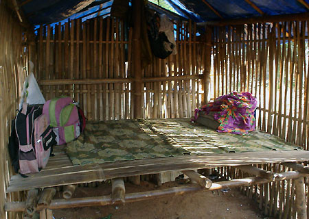 Nhìn từ ngoài vào, lán trại thông thống, gió lùa thoải mái, khiến những đứa trẻ vùng sơn cước vốn dĩ chịu lạnh giỏi cũng phải mất ngủ nhiều đêm.