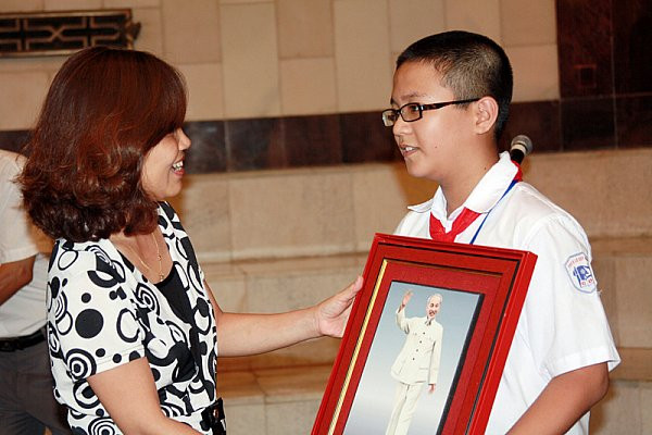 Chúng cháu yêu Bác Hồ