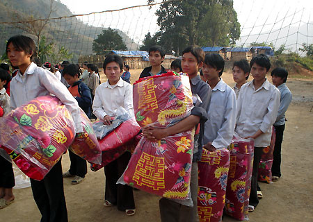 Và đêm 17/1, các em không còn rét nữa, khi mỗi túp lều được tặng một chiếc chăn bông dày, ấm áp tình người. Hiền Lê