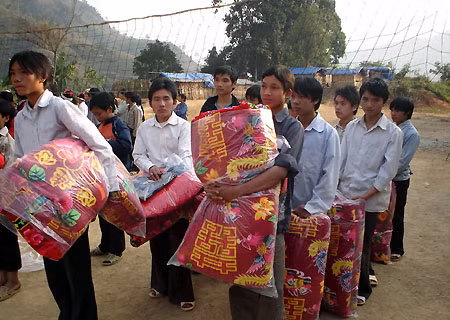 Và đêm 17/1, các em không còn rét nữa, khi mỗi túp lều được tặng một chiếc chăn bông dày, ấm áp tình người. Hiền Lê